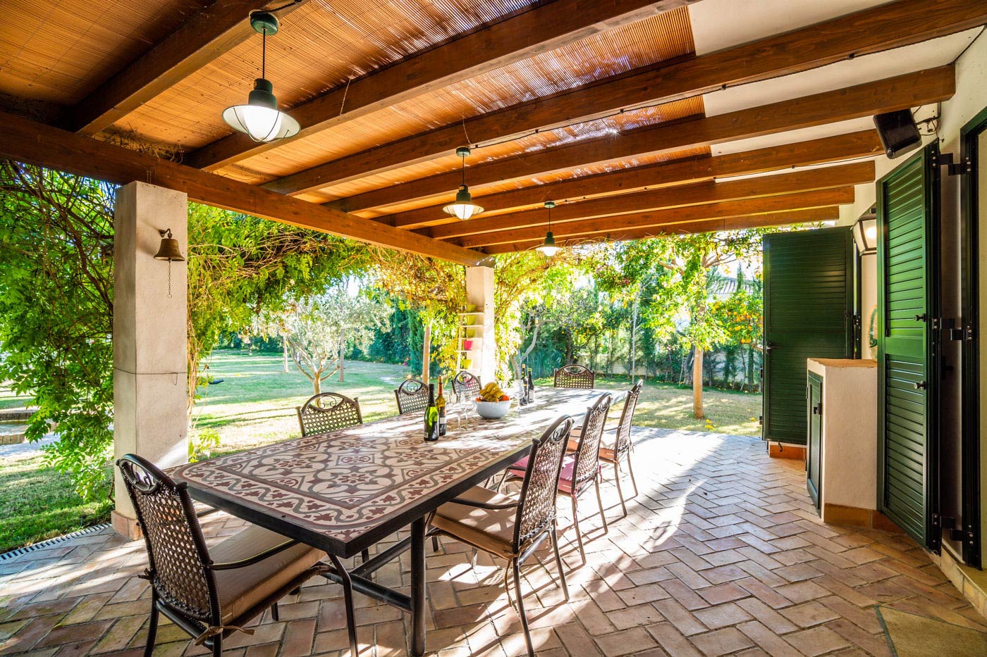 La cocina tiene puertas correderas a un porche amueblado
